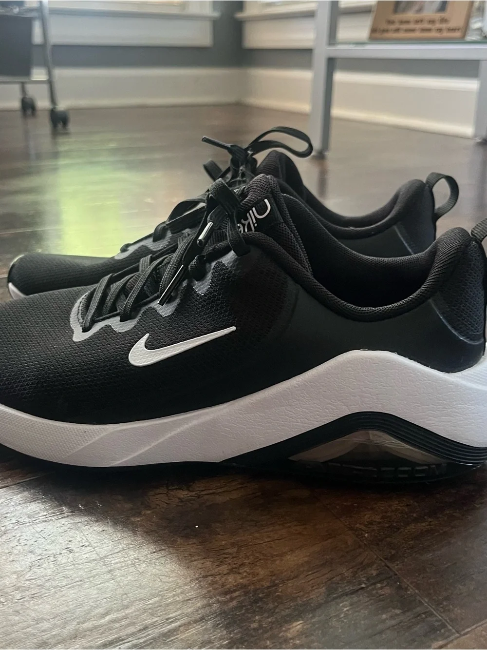 Nike Size 8 Black & White Bella 7 Sneakers